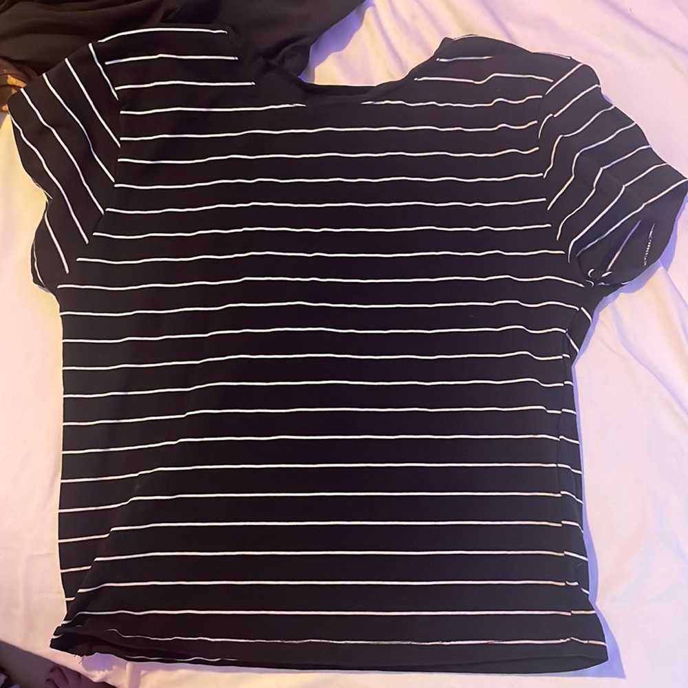 Walmart baby tee size large in black and white